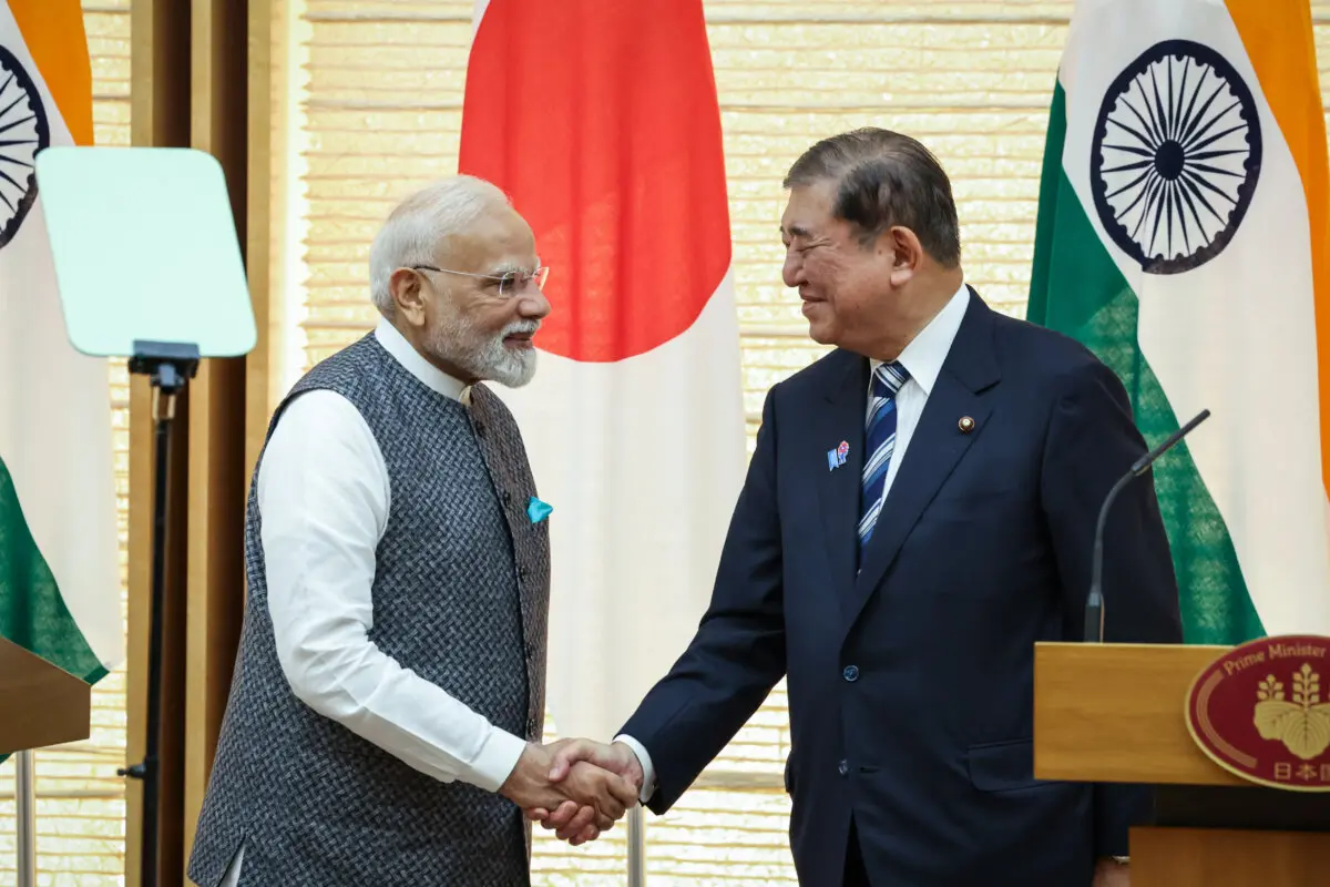 El primer ministro de la India, Narendra Modi (izquierda), y el primer ministro de Japón, Shigeru Ishiba, se dan la mano durante una rueda de prensa conjunta en Tokio el 29 de agosto de 2025. (Takashi Aoyama/Pool/AFP a través de Getty Images)