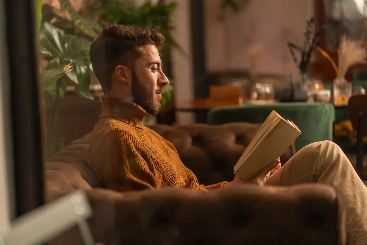 Desconectarnos de los dispositivos y leer libros escritos por seres humanos nos recuerda la profundidad del pensamiento y las emociones que la tecnología no puede replicar. (Lomb/Shutterstock)