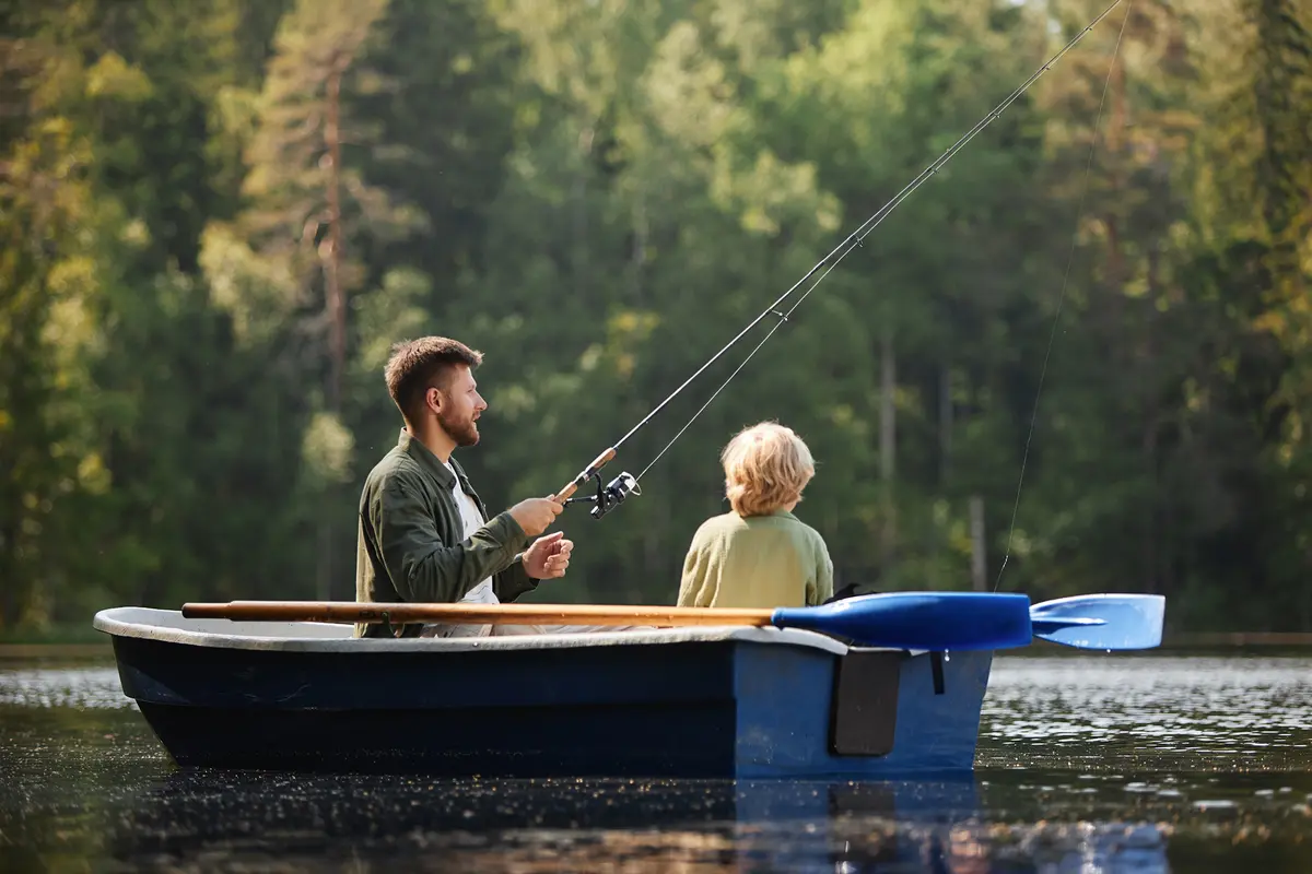 El tiempo que pasamos al aire libre y lejos de las pantallas fortalece la salud mental y la resiliencia. (SeventyFour/Shutterstock)