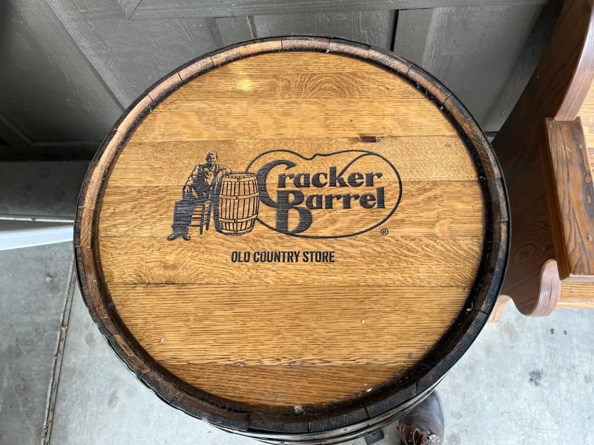 El "anciano" tío Herschel aparece en un barril de madera fuera de la tienda Cracker Barrel Old Country Store en Gallup, N.M., el 28 de agosto de 2025. (Allan Stein/The Epoch Times)