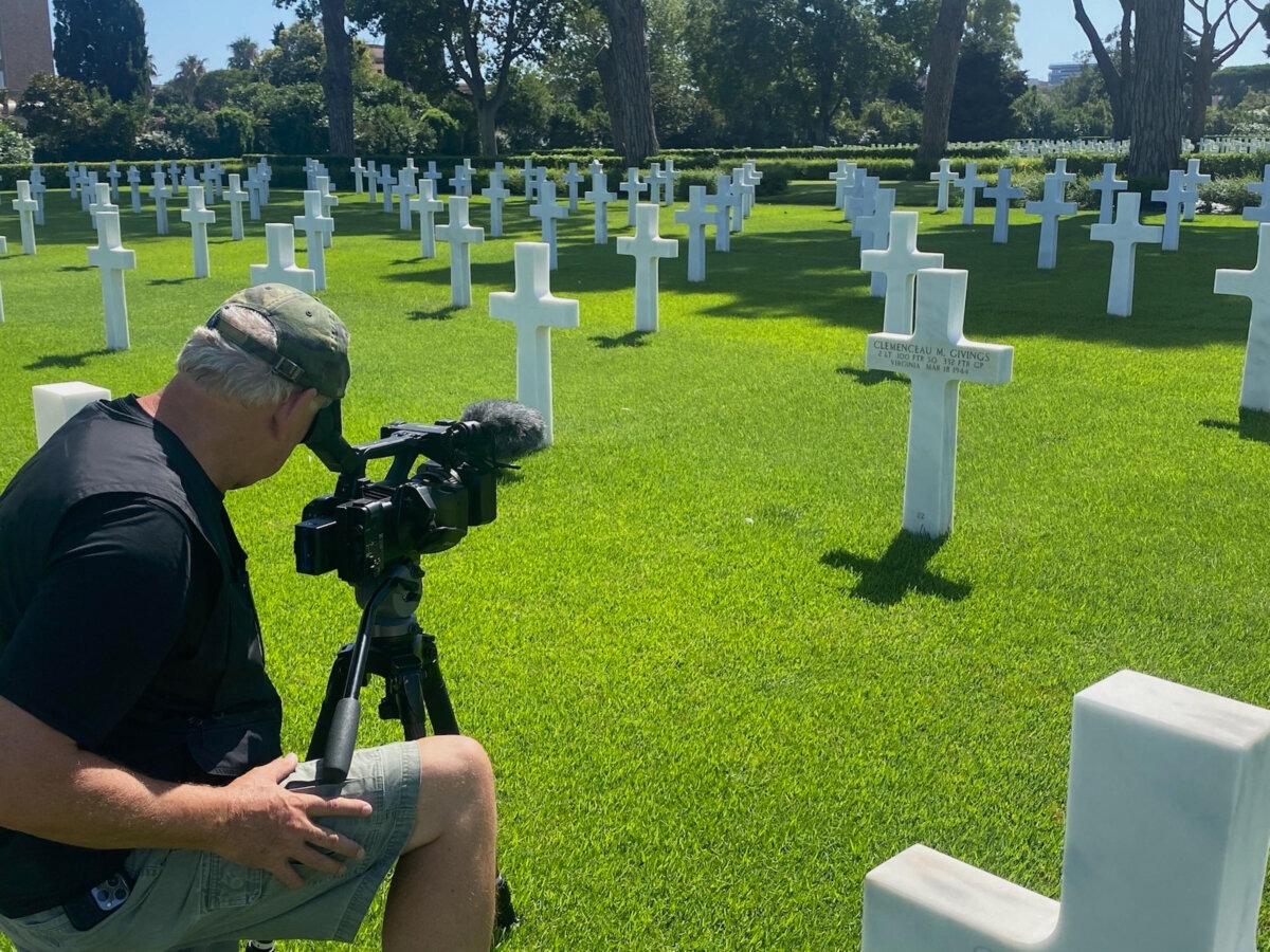 Rodaje en el Cementerio Americano de Sicilia-Roma, en Nettuno, Italia, donde se encuentra la lápida del aviador de Tuskegee Clemenceau McAdoo Givings. (Cortesía de la Fundación Segunda Guerra Mundial).