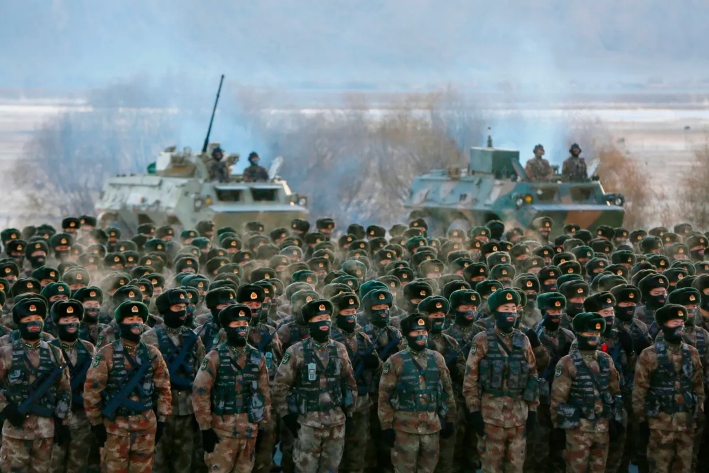 Soldados del Ejército Popular de Liberación de China se reúnen durante un entrenamiento militar en las montañas del Pamir, en Kashgar, en la región noroccidental de Xinjiang, China, el 4 de enero de 2021. (STR/AFP vía Getty Images)