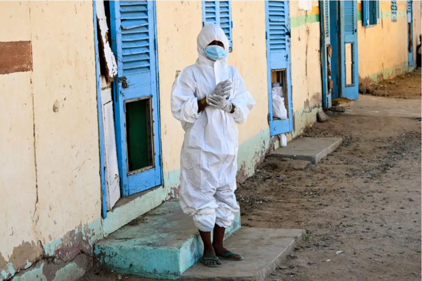 Un trabajador sanitario lleva un traje de protección en un hospital donde se atiende a pacientes con cólera en el estado del Mar Rojo de Sudán, el 25 de septiembre de 2024. AFP vía Getty Images