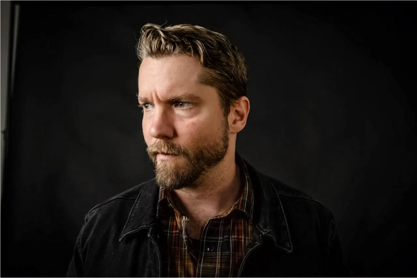 Joe Allen, autor de "Aeón oscuro: El Transhumanismo y la guerra contra la humanidad", analiza los posibles riesgos de la IA en el aula. (Cortesía de Dan Fluette).