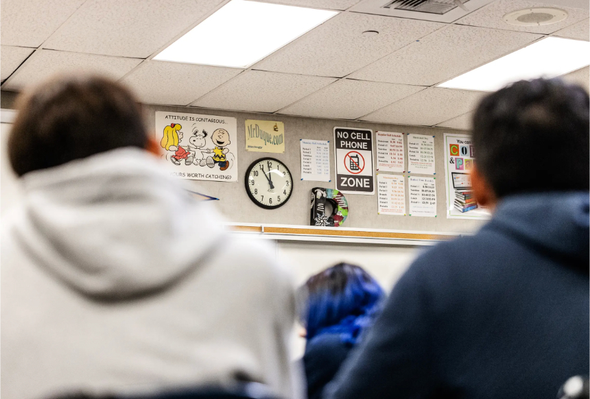 Un campus del Distrito Escolar Unificado de Los Ángeles en Los Ángeles, el 8 de enero de 2024. Las escuelas utilizan cada vez más la IA para la calificación automatizada, la planificación de clases, los exámenes y la tutoría virtual mediante chatbots. (John Fredricks/The Epoch Times)