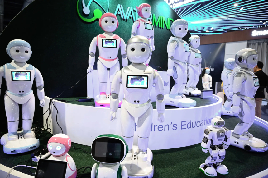 Un robot educativo con inteligencia artificial de iPal se exhibe en el stand de AvatarMind durante la feria de electrónica de consumo CES 2019 en el Centro de Convenciones de Las Vegas el 8 de enero de 2019. (Robyn Beck/AFP vía Getty Images).