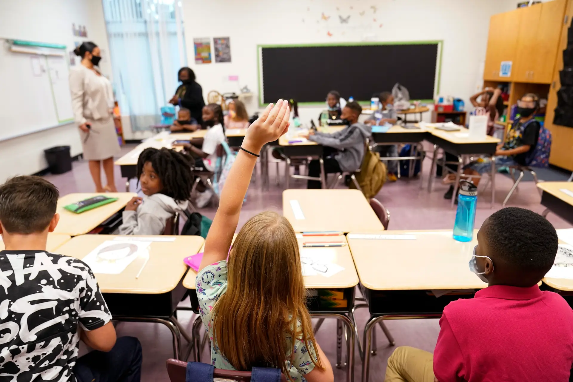 Una estudiante levanta la mano durante una clase en la escuela primaria Tussahaw en McDonough, Georgia, el 4 de agosto de 2021. (Brynn Anderson, Archivo/Foto AP)