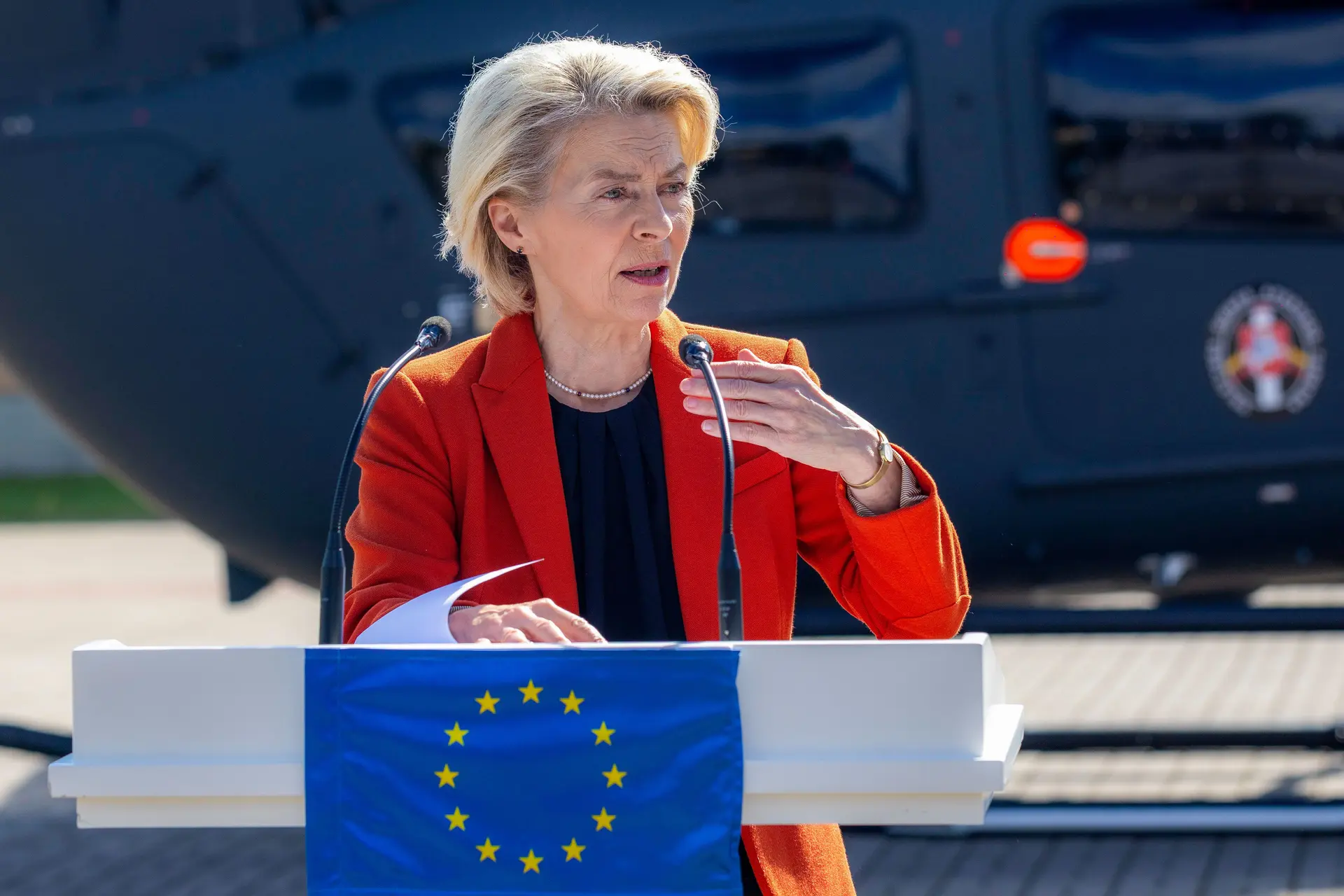 La presidenta de la Comisión Europea, Ursula von der Leyen, habla durante una conferencia de prensa conjunta con el presidente de Lituania, Gitanas Nauseda, en la Escuela de Guardias Fronterizos cerca de la frontera entre Lituania y Bielorrusia, cerca del pueblo de Medininkai, al este de la capital, Vilna, Lituania, el 1 de septiembre de 2025. (Mindaugas Kulbis/Foto de AP)