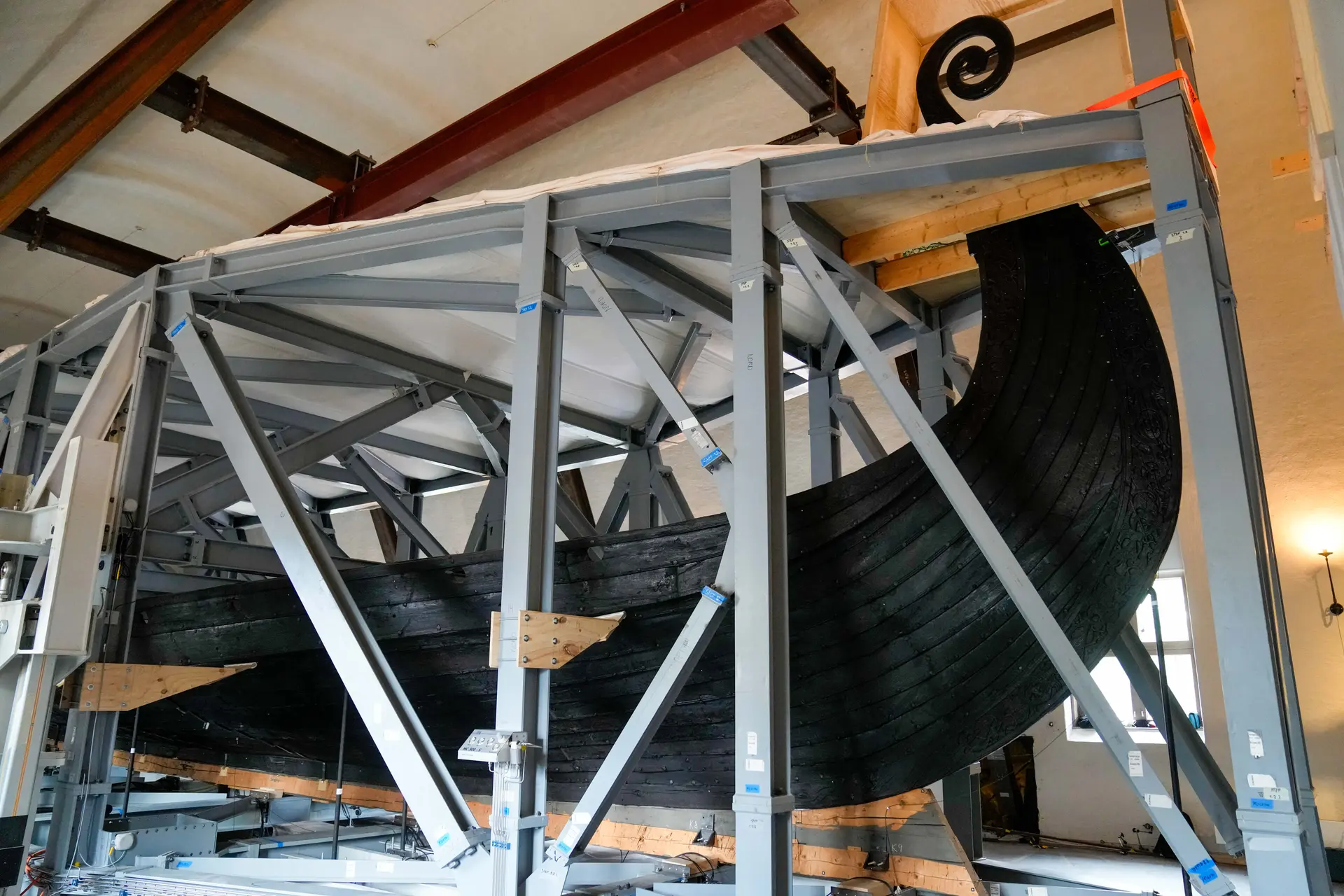El barco vikingo Oseberg, que se encuentra en el Museo de Barcos Vikingos de Bygdøy en Oslo, se está preparando para su traslado al nuevo Museo de la Era Vikinga en Oslo, Noruega, el 1 de septiembre de 2025. (Fredrik Varfjell/NTB/AFP vía Getty Images)