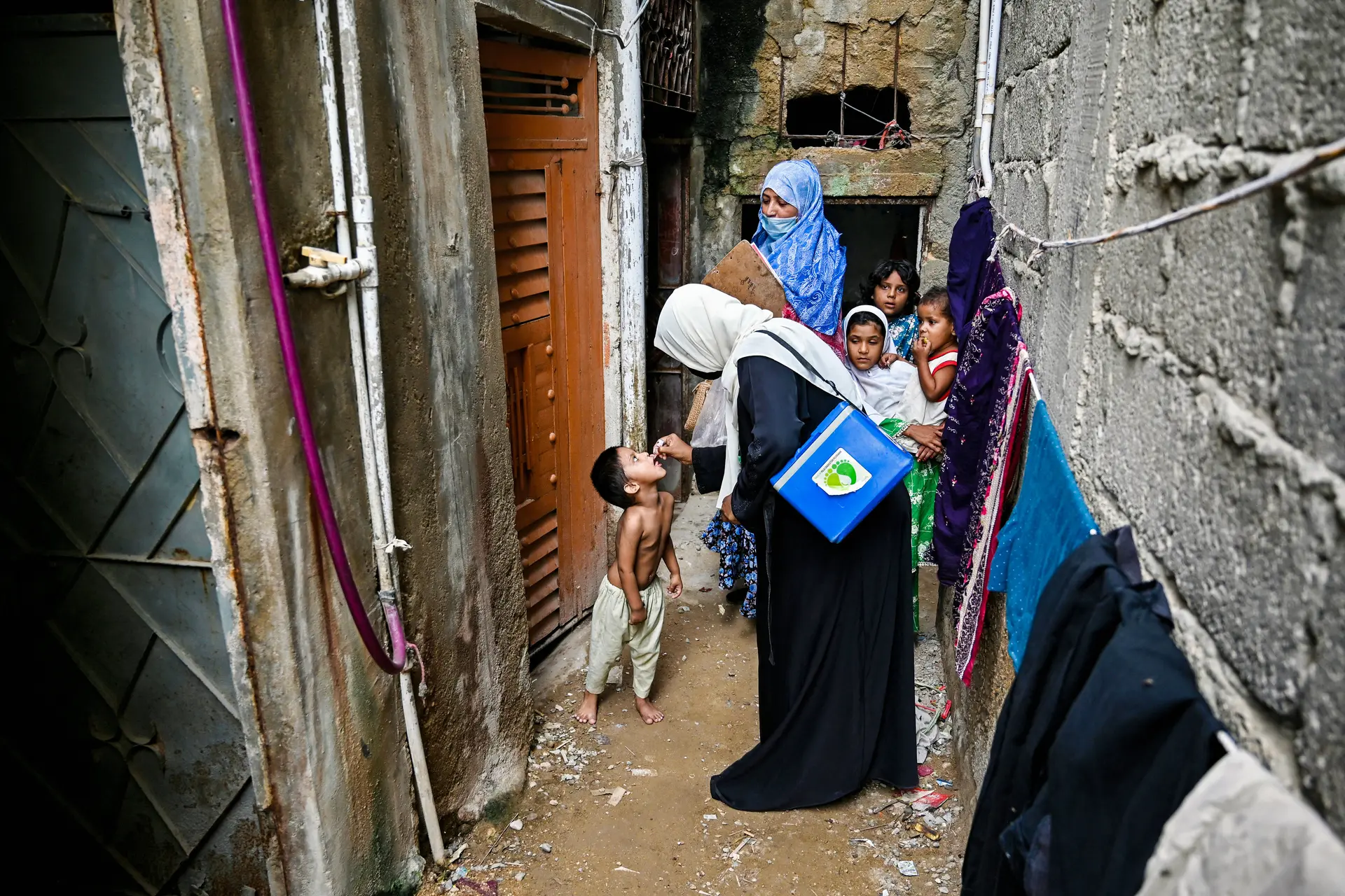 Una trabajadora sanitaria administra gotas antipoliomielíticas a un niño para su vacunación durante el primer día de una campaña nacional de erradicación del poliovirus de una semana de duración en Karachi, Pakistán, el 1 de septiembre de 2025. (Asif Hassan/AFP vía Getty Images)