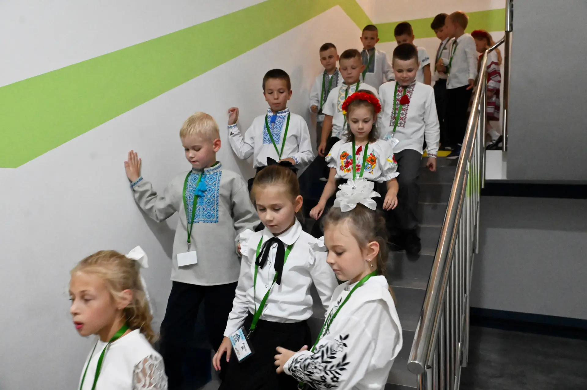 Estudiantes bajan por una escalera el primer día del nuevo curso escolar en una escuela subterránea, construida para proteger a los niños de los ataques con misiles rusos, en Járkov, el 1 de septiembre de 2025, durante la invasión rusa de Ucrania. (Sergey Bobok/AFP vía Getty Images)