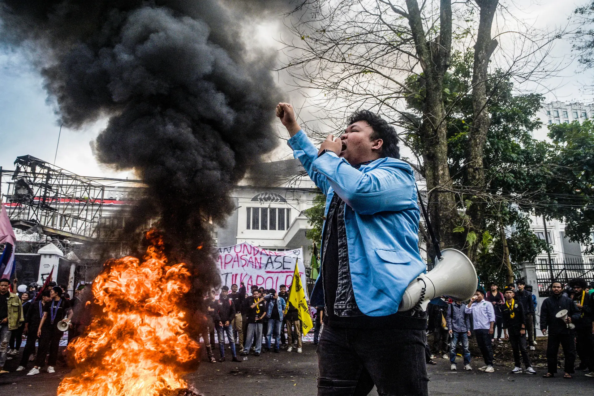 Un manifestante grita consignas durante una protesta exigiendo la reforma policial y la disolución del parlamento en Bandung, Java Occidental, Indonesia, el 1 de septiembre de 2025. Miles de personas se congregaron en toda Indonesia el 1 de septiembre, mientras el ejército se desplegaba en la capital tras la muerte de seis personas en protestas nacionales provocadas por la indignación por los generosos beneficios a los legisladores. (Timur Matahari/AFP vía Getty Images)