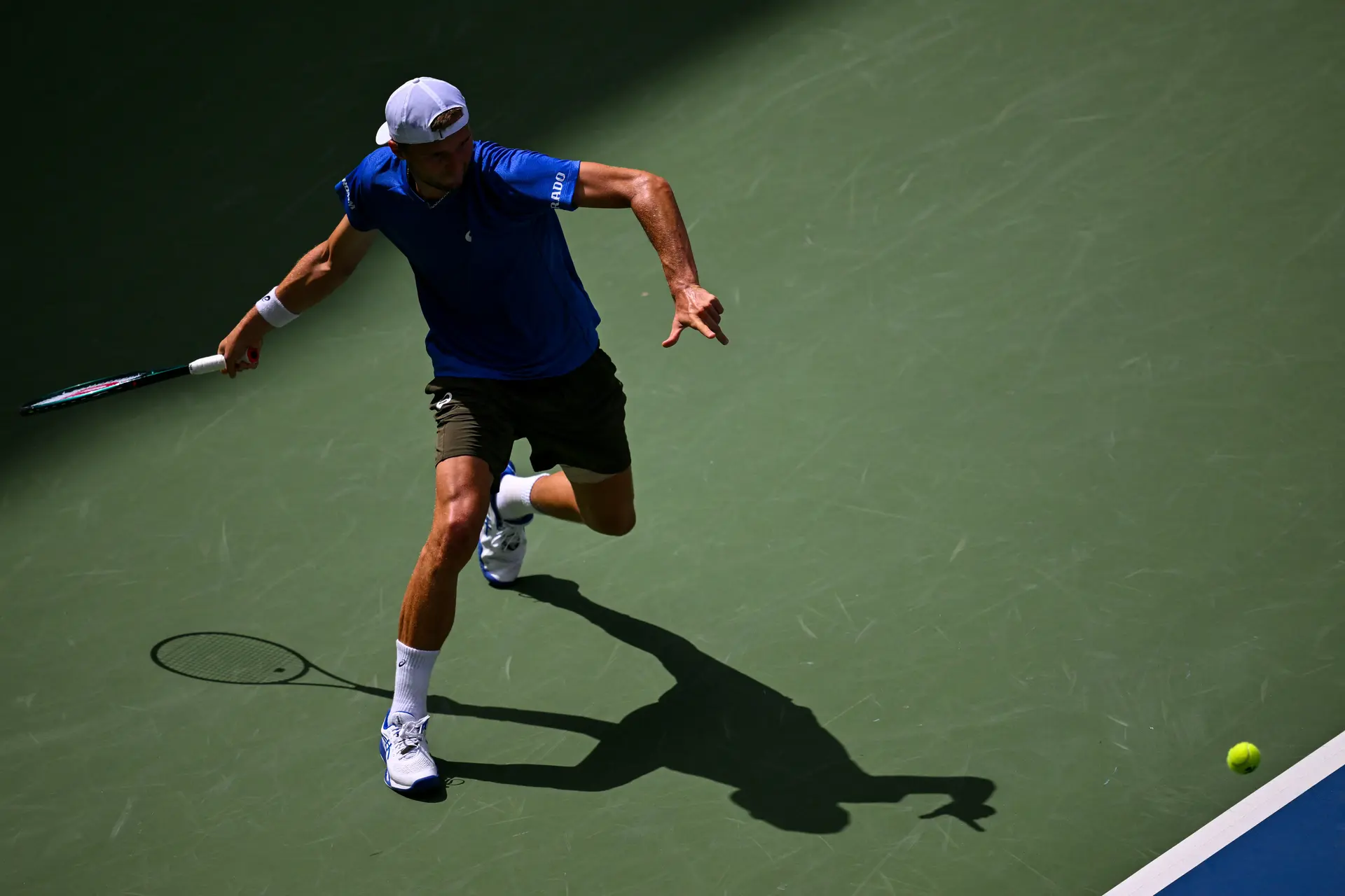 El suizo Leandro Riedi devuelve un golpe de derecha al australiano Alex De Minaur durante su partido de octavos de final individual masculino en el noveno día del torneo US Open en el Centro Nacional de Tenis Billie Jean King de la USTA en la ciudad de Nueva York, el 1 de septiembre de 2025. (Angela Weiss/AFP vía Getty Images)