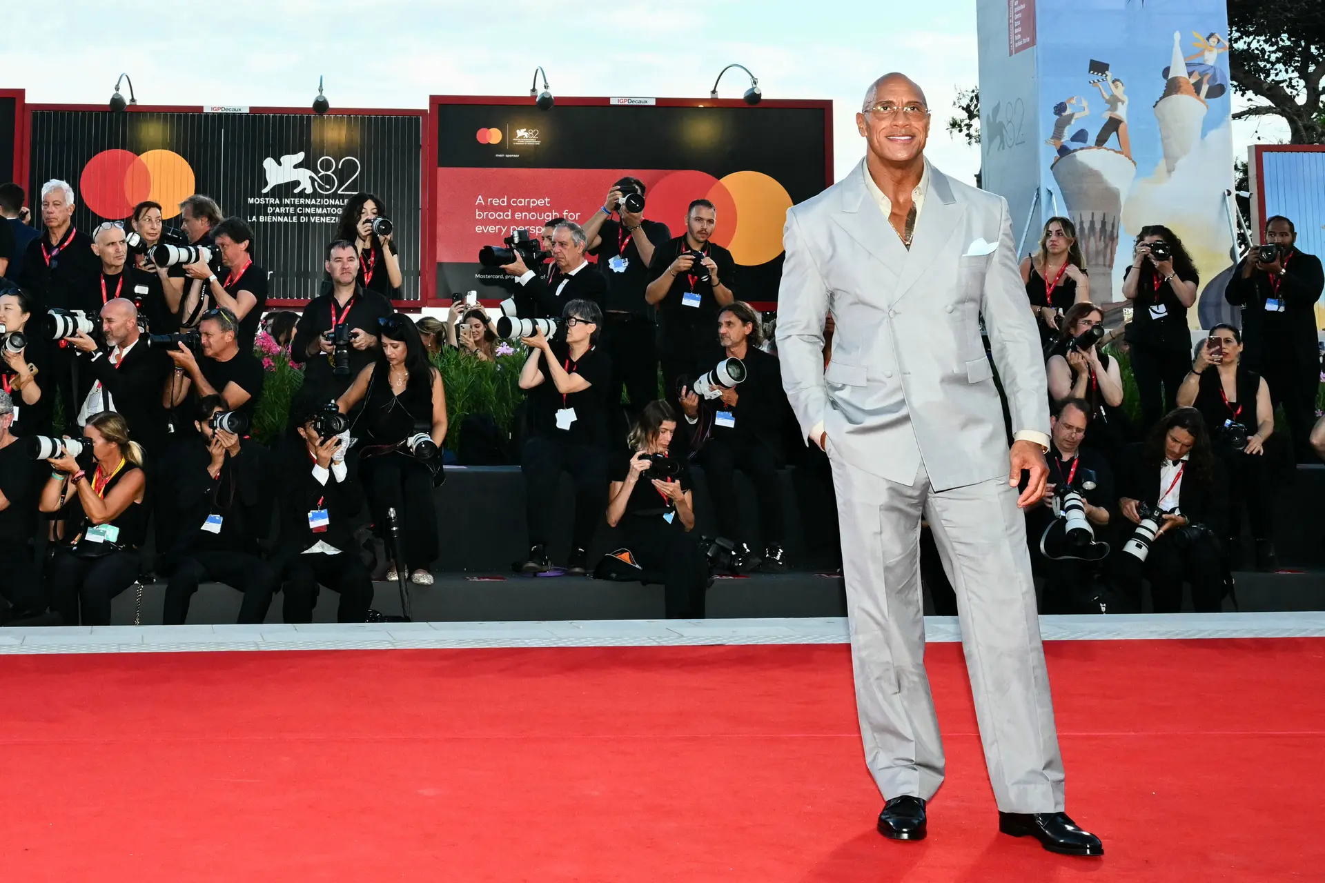 El actor y luchador estadounidense Dwayne Johnson asiste a la alfombra roja de la película "The Smashing Machine", presentada en competencia en el 82.º Festival Internacional de Cine de Venecia, en el Lido de Venecia, Italia, el 1 de septiembre de 2025. (Stefano Rellandini/AFP vía Getty Images)