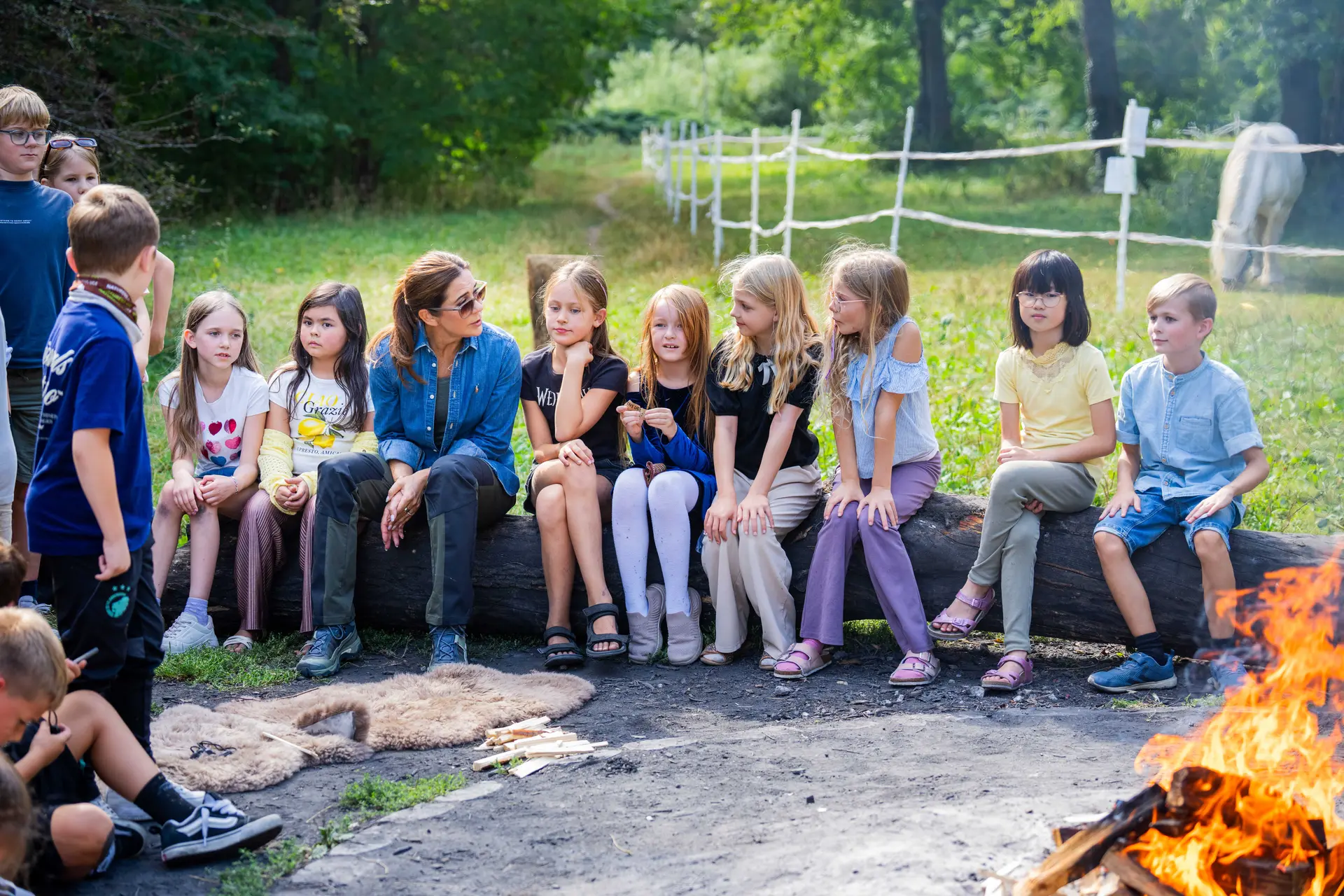 La Reina María de Dinamarca participa en una actividad donde la Reina y los niños trabajarán juntos para encender una hoguera durante la inauguración oficial de la Semana de la Naturaleza 2025 en el Parque Natural Ryvangens en Hellerup, Dinamarca, el 1 de septiembre de 2025. (Martin Sylvest Andersen/Getty Images)