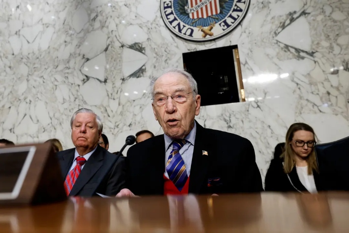 El presidente del Comité Judicial del Senado, Chuck Grassley (R-Iowa), habla durante la audiencia de confirmación del candidato a director del FBI, Kash Patel, en Washington, el 30 de enero de 2025. Grassley rechazó recientemente la solicitud del presidente Donald Trump de eliminar el "blue slip", una tradición del Senado que permite a los senadores de los estados de origen aprobar o bloquear a los candidatos a jueces y fiscales federales. (Anna Moneymaker/Getty Images)