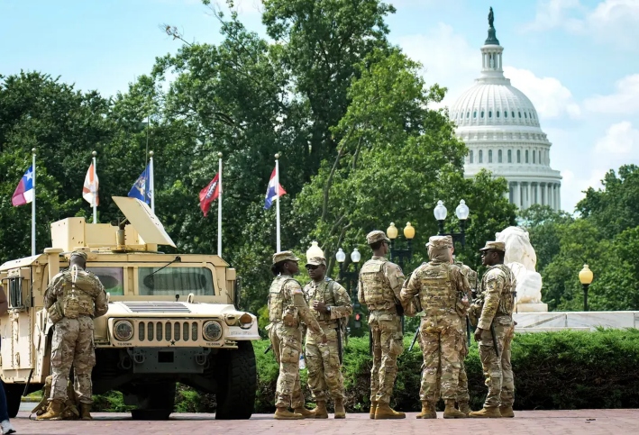 Miembros de la Guardia Nacional permanecen en alerta en la estación Union Station de Washington el 14 de agosto de 2025. A principios de agosto, Trump desplegó la Guardia Nacional y asumió el control del Departamento de Policía Metropolitana de Washington para hacer frente a la delincuencia. Cuando el Congreso vuelva a reunirse, es posible que se pida a los legisladores que amplíen la autoridad federal sobre el departamento de policía. (Kevin Dietsch/Getty Images)