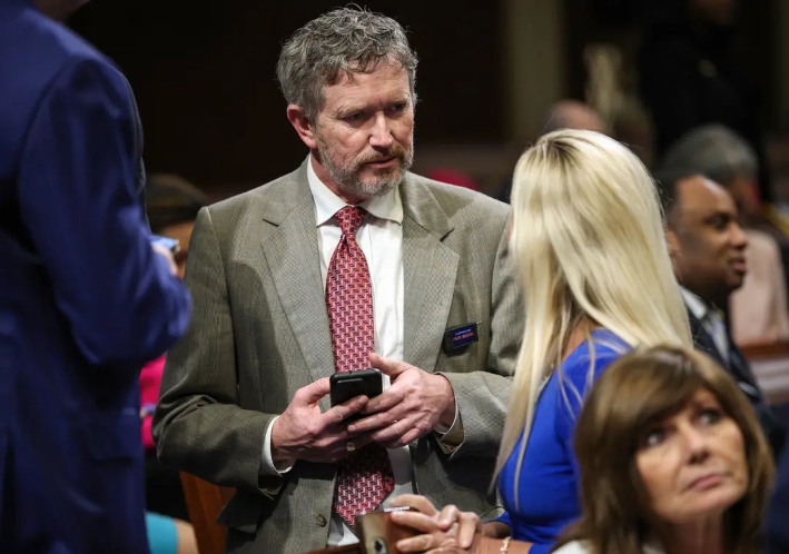 El representante Thomas Massie (R-Ky.) habla con la representante Marjorie Taylor Greene (R-Ga.) en el Capitolio de Estados Unidos, el 4 de marzo de 2025. Massie pretende forzar una votación mediante una petición de descargo sobre un proyecto de ley que le ordena al Departamento de Justicia publicar los expedientes del caso del delincuente sexual Jeffrey Epstein. (Win McNamee/Getty Images)