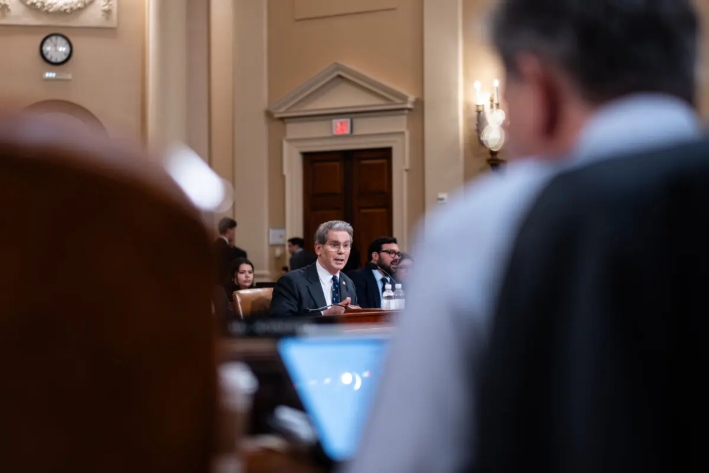 El secretario del Tesoro, Scott Bessent, testifica ante el Comité de Medios y Arbitrios de la Cámara de Representantes en el Capitolio, en Washington, el 11 de junio de 2025. (Madalina Vasiliu/The Epoch Times)