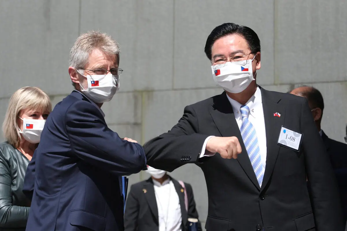 El presidente del Senado checo, Milos Vystrcil, delante a la izquierda, es recibido por el ministro de Asuntos Exteriores taiwanés, Joseph Wu, a su llegada para pronunciar un discurso en la Universidad Nacional Chengchi de Taipéi, Taiwán, el 31 de agosto de 2020. (Chiang Ying-ying/AP Photo).