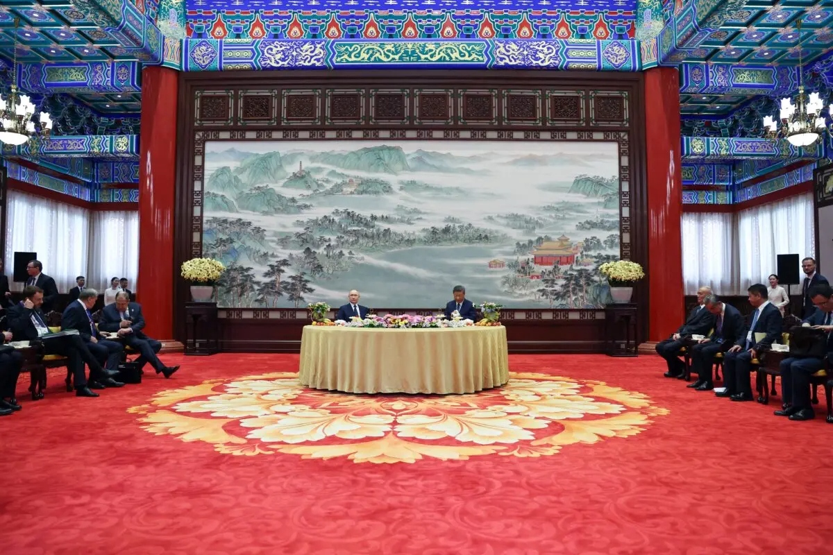 El presidente ruso, Vladimir Putin (izquierda), y el líder chino, Xi Jinping, asisten a una reunión en Beijing el 2 de septiembre de 2025. (Alexander Kazakov/Pool/AFP a través de Getty Images)