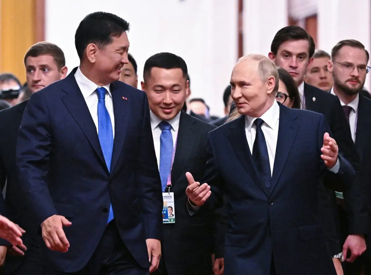 El presidente ruso, Vladimir Putin (derecha), habla con el presidente mongol, Khurelsukh Ukhnaa, antes de una reunión con el líder chino, Xi Jinping, en Beijing, el 2 de septiembre de 2025.( Sergey Bobylev/Pool/AFP a través de Getty Images)