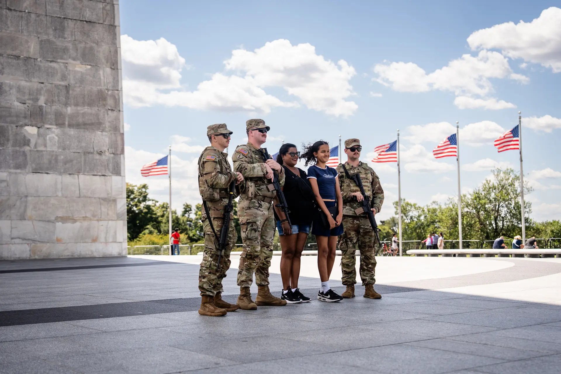 Miembros armados de la Guardia Nacional patrullan el National Mall en Washington el 27 de agosto de 2025. (Madalina Kilroy/The Epoch Times).