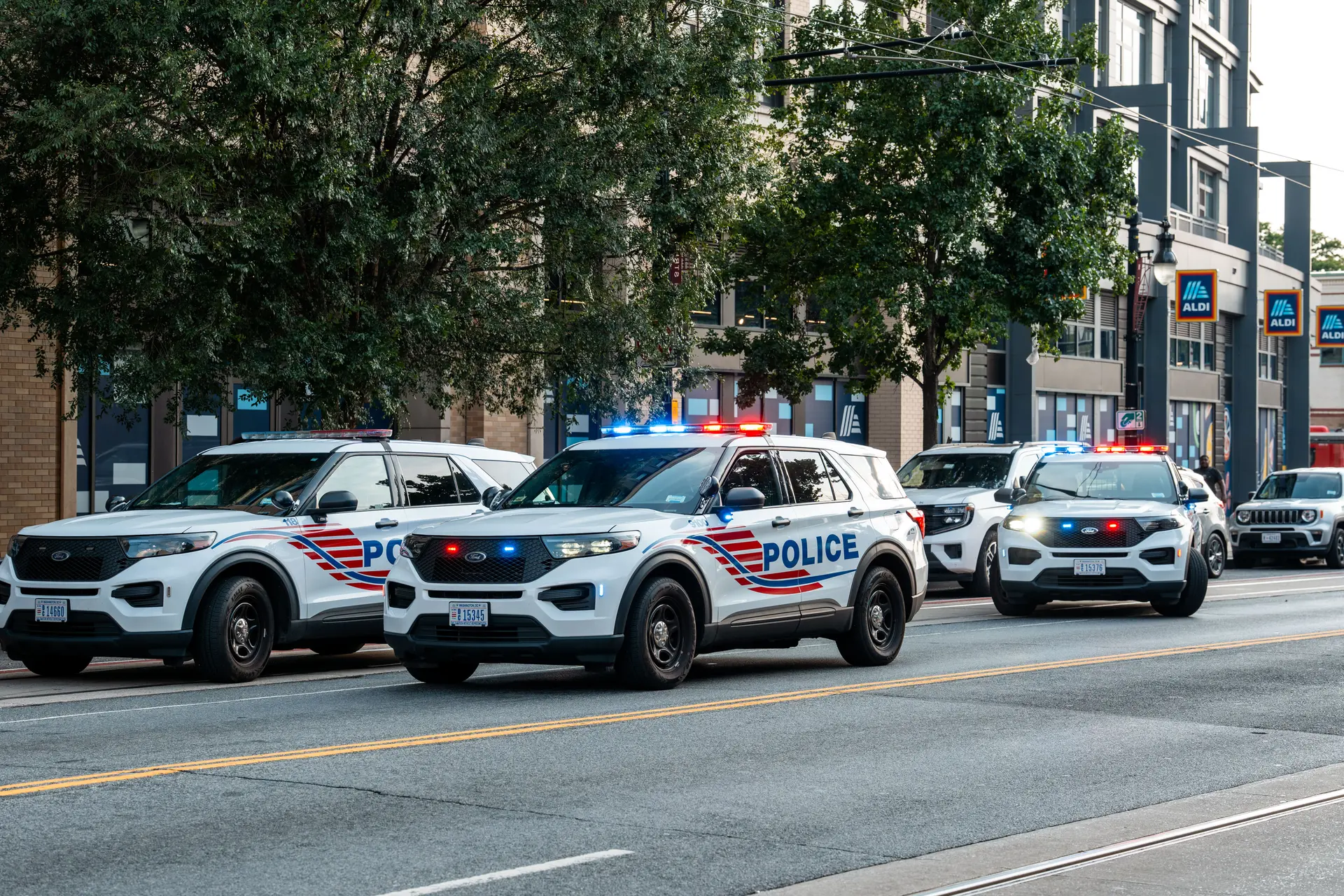 El Departamento de Policía Metropolitana de Washington investiga un triple apuñalamiento en la calle H NE de Washington el 16 de agosto de 2025. (Andrew Leyden/Getty Images).