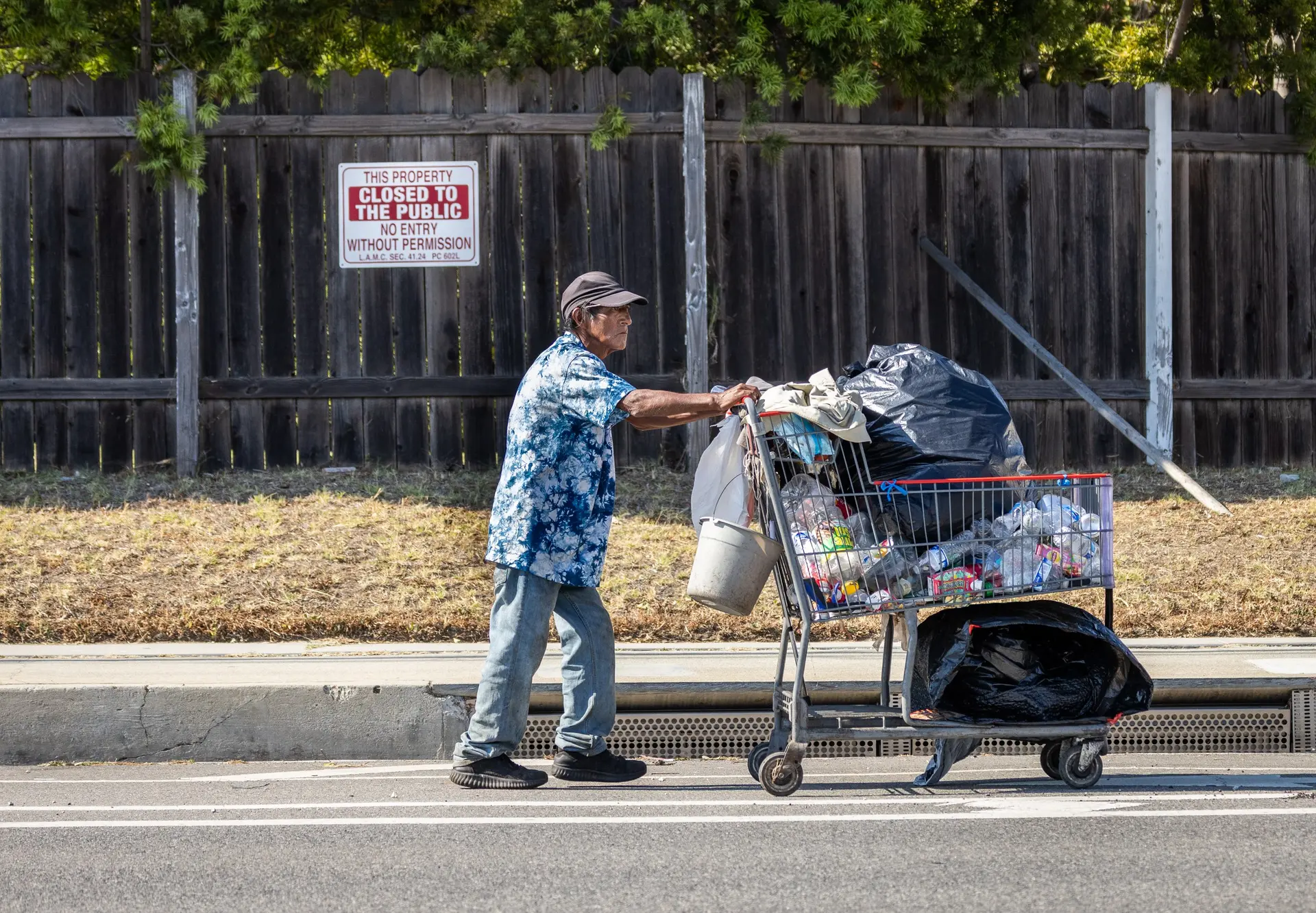 Un hombre recoge materiales reciclables en Los Ángeles el 15 de julio de 2025. (John Fredricks/The Epoch Times).