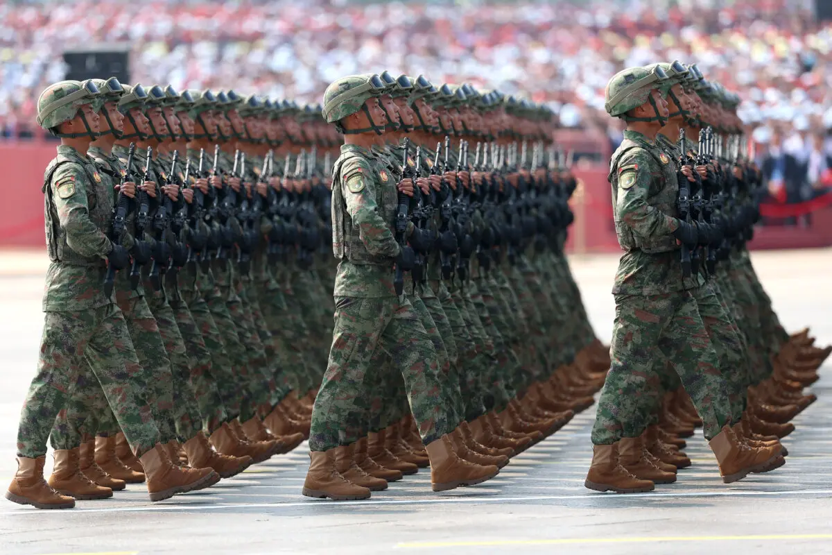 Soldados desfilan durante un desfile militar que conmemora el 80.º aniversario de la victoria sobre Japón y el fin de la Segunda Guerra Mundial, en la plaza de Tiananmen de Beijing el 3 de septiembre de 2025. (Lintao Zhang/Getty Images)