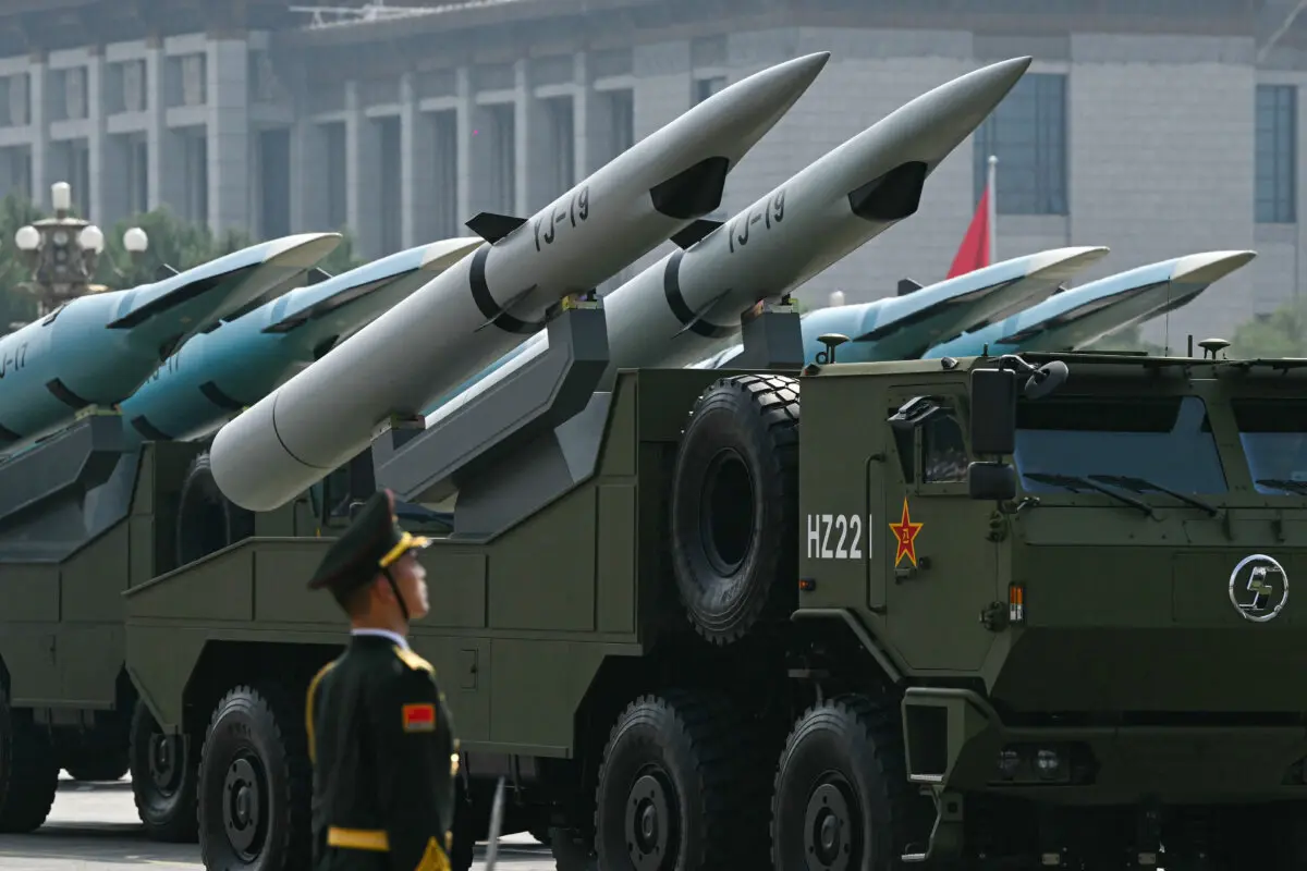 El YJ-19, el primer misil de crucero hipersónico operativo de China, se ve durante un desfile militar que conmemora el 80.º aniversario de la victoria sobre Japón y el fin de la Segunda Guerra Mundial, en la plaza de Tiananmen de Beijing, el 3 de septiembre de 2025. (Greg Baker/ AFP vía Getty Images)