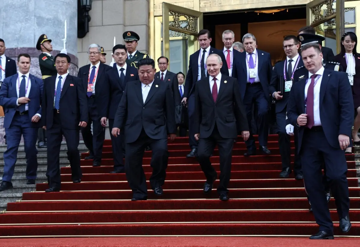 El líder norcoreano Kim Jong Un (izquierda) y el presidente ruso Vladimir Putin (derecha) se marchan tras su reunión en Beijing el 3 de septiembre de 2025. (Alexander Kazakov/AFP a través de Getty Images)