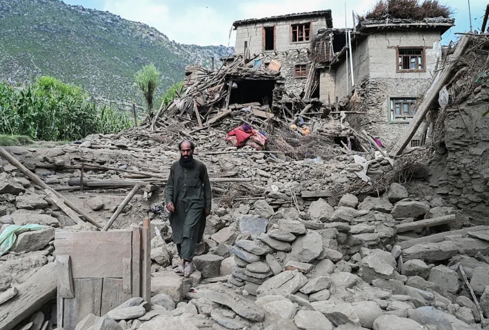 Un hombre pasa junto a una casa dañada tras los terremotos en la aldea de Mazar Dara, en Nurgal, un distrito de la provincia de Kunar, en el este de Afganistán, el 1 de septiembre de 2025. (Wakil Kohsar/AFP a través de Getty Images)
