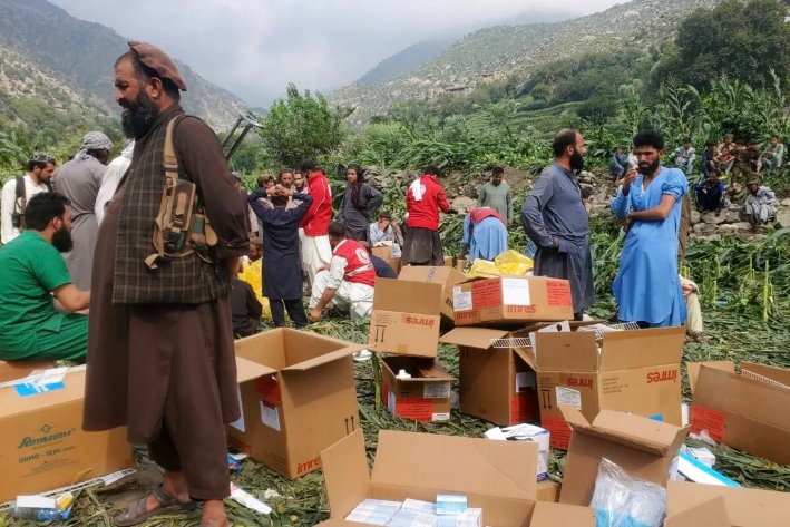 Trabajadores de defensa civil, lugareños y soldados se preparan para evacuar a las víctimas heridas de un terremoto que causó cientos de muertos y destruyó numerosas aldeas en Mazar Dara, provincia de Kunar, en el este de Afganistán, el 1 de septiembre de 2025. (Hedayat Shah/AP Photo)
