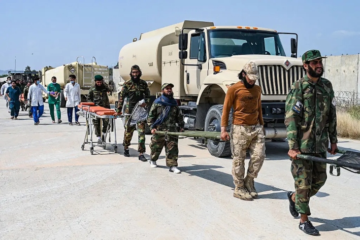 Personal médico afgano y personal de seguridad talibán transportan camillas para las víctimas evacuadas del terremoto en Jalalabad, Afganistán, el 1 de septiembre de 2025. (Wakil Kohsar/AFP a través de Getty Images)