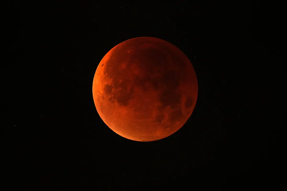Una Luna de sangre en el momento de totalidad durante un eclipse lunar total. (Shutterstock/Justinas Vitkus)