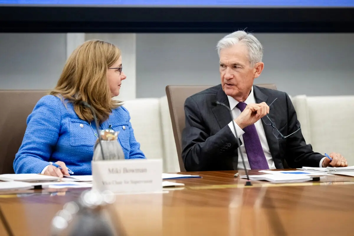 El presidente de la Reserva Federal, Jerome Powell (derecha), habla con la vicepresidenta de Supervisión, Michelle Bowman, durante una reunión de la junta directiva en el edificio de la Reserva Federal en Washington el 25 de junio de 2025. (Saul Loeb/AFP a través de Getty Images)