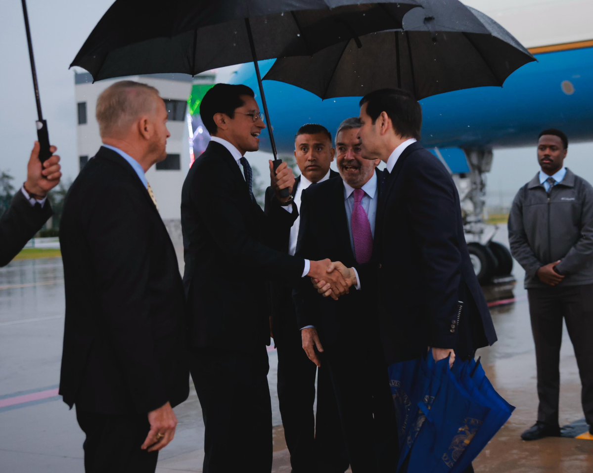 El secretario de Relaciones Exteriores de México y el Jefe de la Unidad para América del Norte reciben al secretario de Estado de Estados Unidos el 2 de septiembre en México, con el embajador de EE. UU. en México. (Créditos: <a href="https://x.com/r_velascoa/status/1963061000241914047" target="_blank" rel="noopener">Velasco Álvarez</a>)