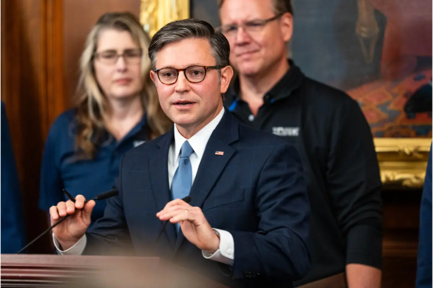 El presidente de la Cámara de Representantes, Mike Johnson (R-Luisiana), habla en el Capitolio en Washington el 3 de septiembre de 2025. Madalina Kilroy/The Epoch Times