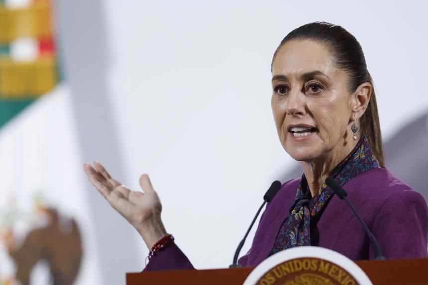 La presidenta de México, Claudia Sheinbaum, habla durante una rueda de prensa este miércoles, en Palacio Nacional de la Ciudad de México, México. (EFE/Sáshenka Gutiérrez)