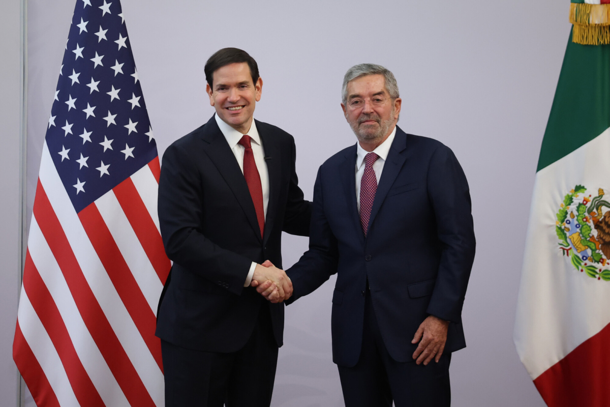 El secretario de Estado de los Estados Unidos, Marco Rubio, y el secretario de Relaciones Exteriores de México, Juan Ramón de la Fuente, se dan la mano durante una conferencia de prensa en la Secretaría de Relaciones Exteriores el 3 de septiembre de 2025 en la Ciudad de México, México. (Héctor Vivas/Getty Images)