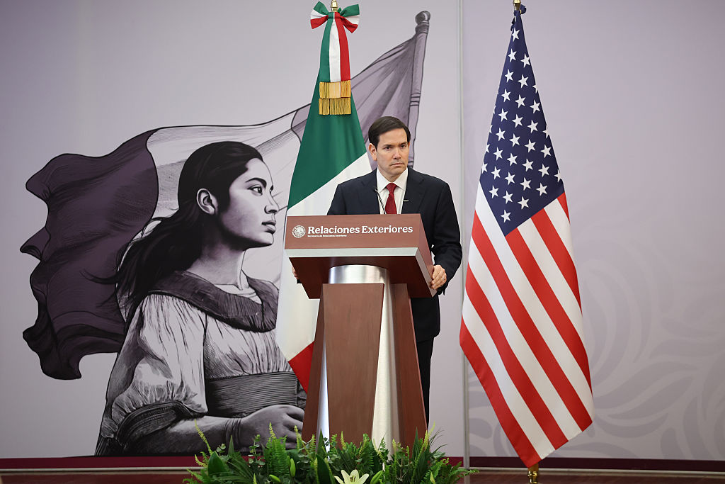 El secretario de Estado de Estados Unidos, Marco Rubio, observa durante una conferencia de prensa en el edificio de la Secretaría de Relaciones Exteriores, el 3 de septiembre de 2025 en la Ciudad de México, México. (Héctor Vivas/Getty Images)