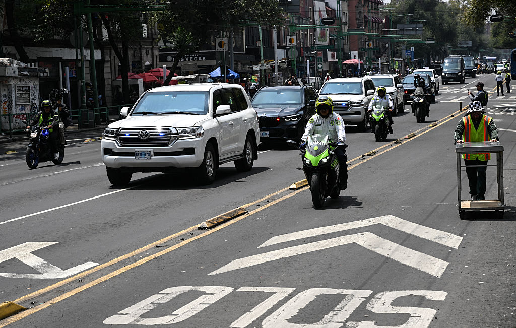 Un convoy de vehículos oficiales que transporta al secretario de Estado de Estados Unidos, Marco Rubio, es escoltado por la policía mexicana en el centro histórico de la Ciudad de México, el 3 de septiembre de 2025. (YURI CORTEZ/AFP vía Getty Images)
