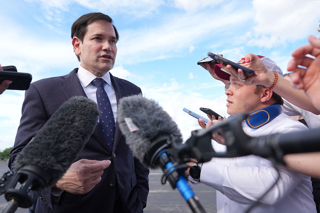 El secretario de Estado de EE. UU., Marco Rubio, habla con la prensa antes de abordar su avión en la Base Aérea de la Reserva Homestead, en Homestead, Florida, rumbo a la Ciudad de México, el 2 de septiembre de 2025. El martes, el secretario de Estado de EE. UU., Marco Rubio, emprendió su primer viaje a México, donde hasta el momento ha sorteado con éxito un terreno turbulento con el presidente Donald Trump, quien exige medidas enérgicas contra la migración y los cárteles. (Foto de JACQUELYN MARTIN/POOL/AFP vía Getty Images)