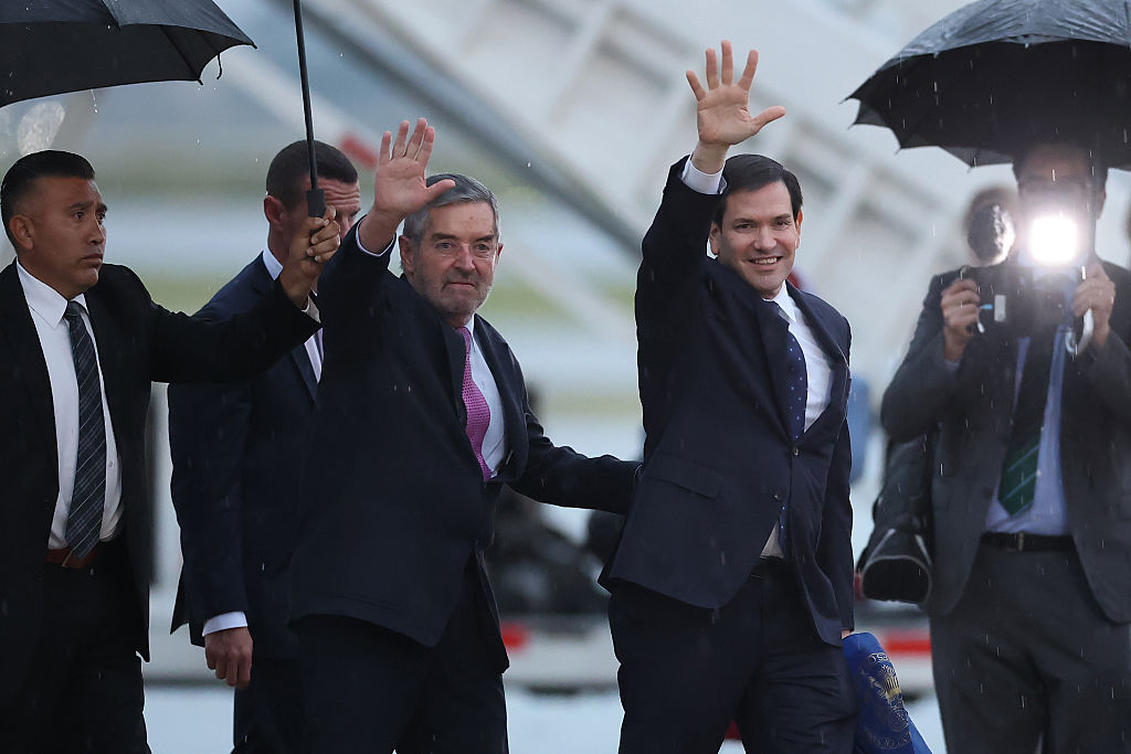 El secretario de Relaciones Exteriores de México, Juan Ramón de la Fuente, y el secretario de Estado de Estados Unidos, Marco Rubio, saludan a su llegada para reunirse con la presidenta de México, Claudia Sheinbaum, en el Aeropuerto Internacional Felipe Ángeles el 2 de septiembre de 2025 en Zumpango de Ocampo, México. (Foto de Héctor Vivas/Getty Images)