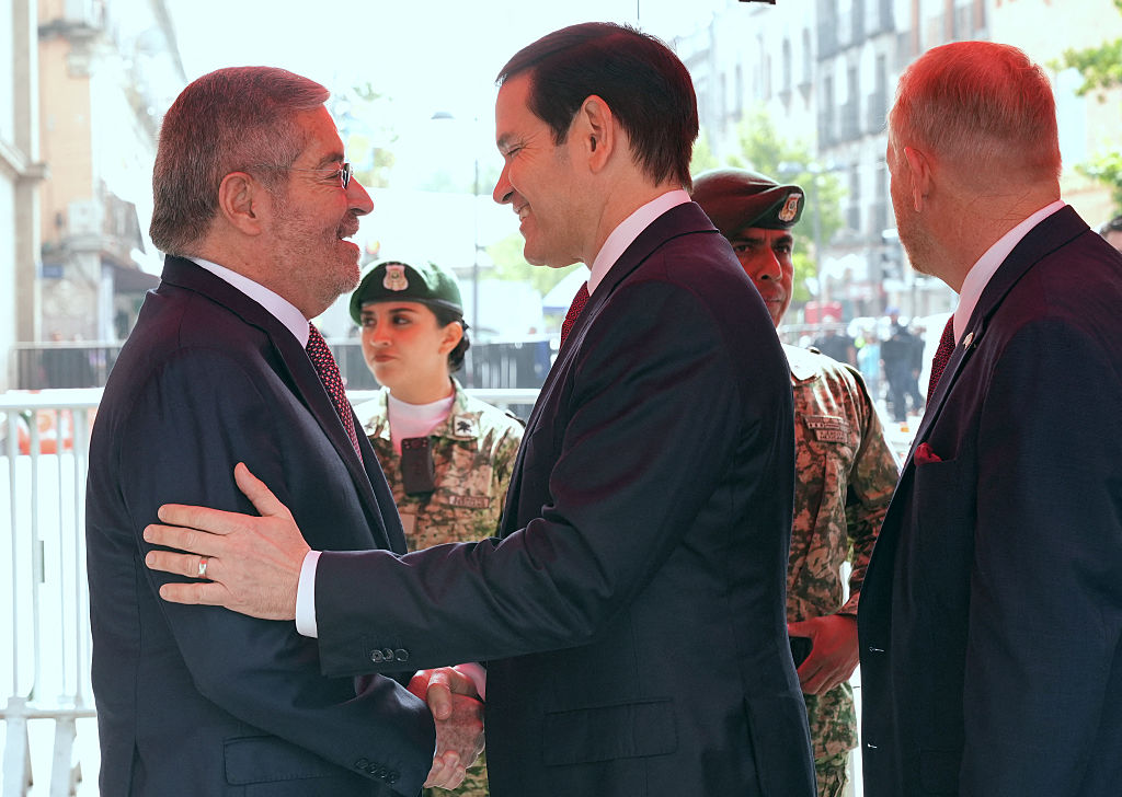 El secretario de Estado de Estados Unidos, Marco Rubio (centro), es recibido por el secretario de Relaciones Exteriores de México, Juan Ramón de la Fuente, a su llegada a una reunión con la presidenta de México, Claudia Sheinbaum, en el Palacio Nacional de la Ciudad de México el 3 de septiembre de 2025. (Foto de JACQUELYN MARTIN/POOL/AFP vía Getty Images)
