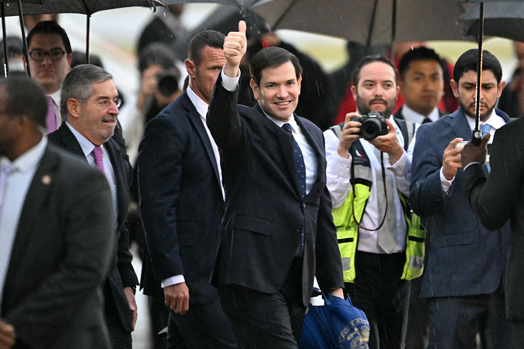 El secretario de Estado de EE. UU., Marco Rubio, da el visto bueno a su llegada al Aeropuerto Internacional Felipe Ángeles de la Ciudad de México el 2 de septiembre de 2025. El martes, Rubio inauguró una visita a México en la que advirtió sobre las violaciones a su soberanía, luego de que Estados Unidos afirmara haber perpetrado un ataque mortal contra un barco narcotraficante procedente de Venezuela. (Foto de YURI CORTEZ/AFP vía Getty Images)