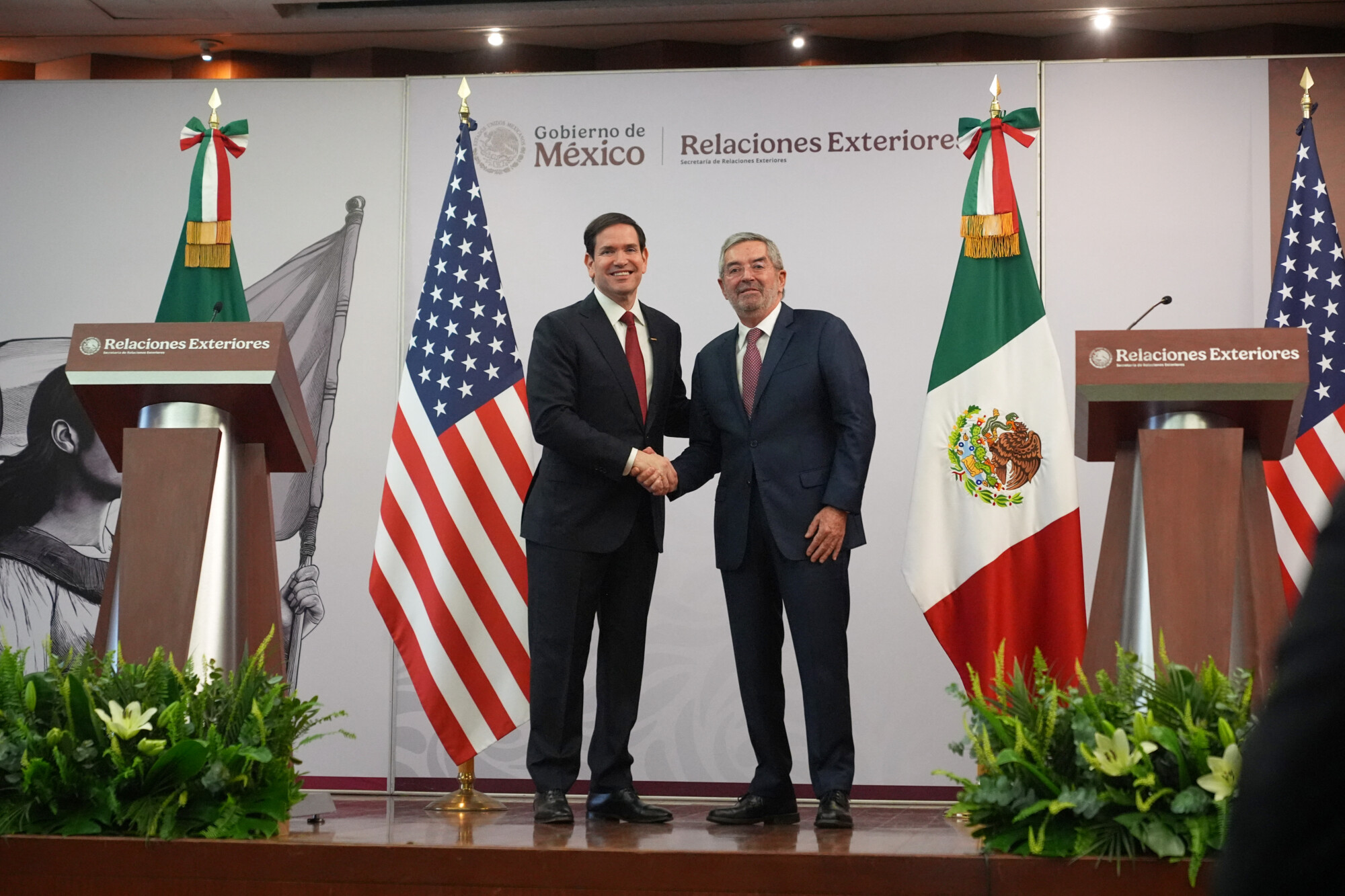 El secretario de Estado de Estados Unidos, Marco Rubio (izq.), y el secretario de Relaciones Exteriores de México, Juan Ramón de la Fuente, se estrechan la mano tras una conferencia de prensa en la Secretaría de Relaciones Exteriores en la Ciudad de México el 3 de septiembre de 2025. El miércoles, el secretario de Estado de Estados Unidos, Marco Rubio, prometió mantener los ataques contra los cárteles de la droga después de que Washington anunciara la destrucción de un barco en el Caribe presuntamente perteneciente a una banda venezolana. (Foto de JACQUELYN MARTIN/POOL/AFP vía Getty Images)