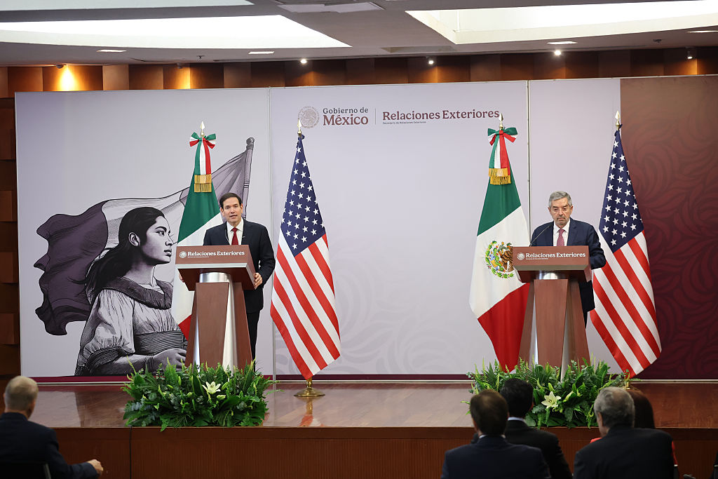 El secretario de Estado de EE. UU., Marco Rubio, y el secretario de Relaciones Exteriores de México, Juan Ramón de la Fuente, hablan durante una conferencia de prensa en el edificio de la Secretaría de Relaciones Exteriores el 3 de septiembre de 2025 en la Ciudad de México, México. (Foto de Héctor Vivas/Getty Images)