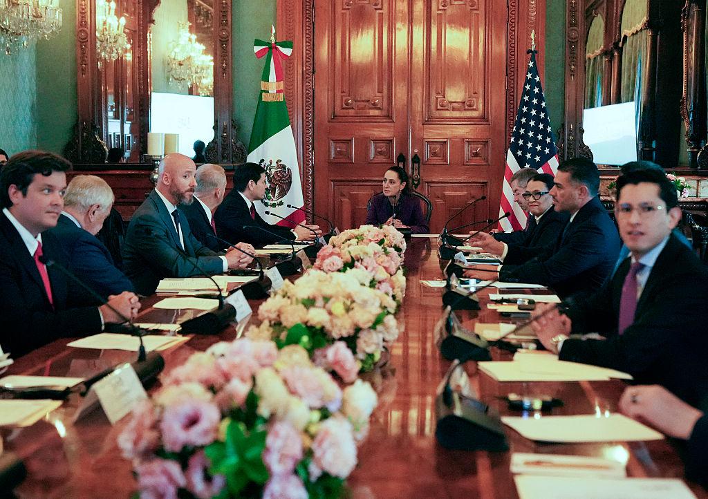 El secretario de Estado de EE. UU., Marco Rubio, se reunió con la presidenta de México, Claudia Sheinbaum, en el Palacio Nacional de la Ciudad de México el 3 de septiembre de 2025, un día después de que Estados Unidos intensificara drásticamente la presión sobre los cárteles con lo que, según informó, fue un ataque selectivo cerca de Venezuela. (Foto de JACQUELYN MARTIN/POOL/AFP vía Getty Images)
